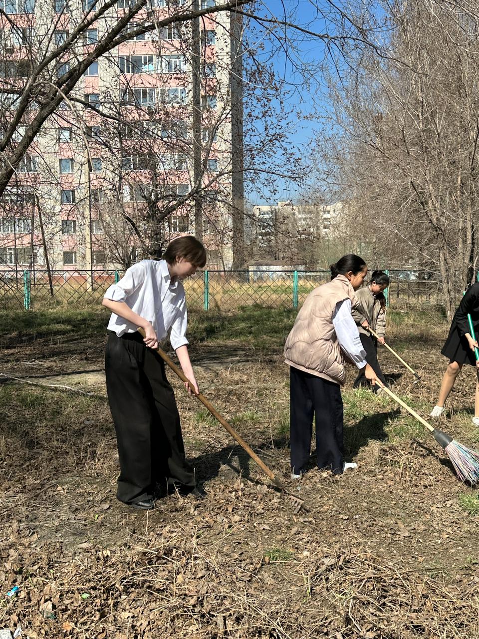 Мектеп ауласын тазалау жұмыстары